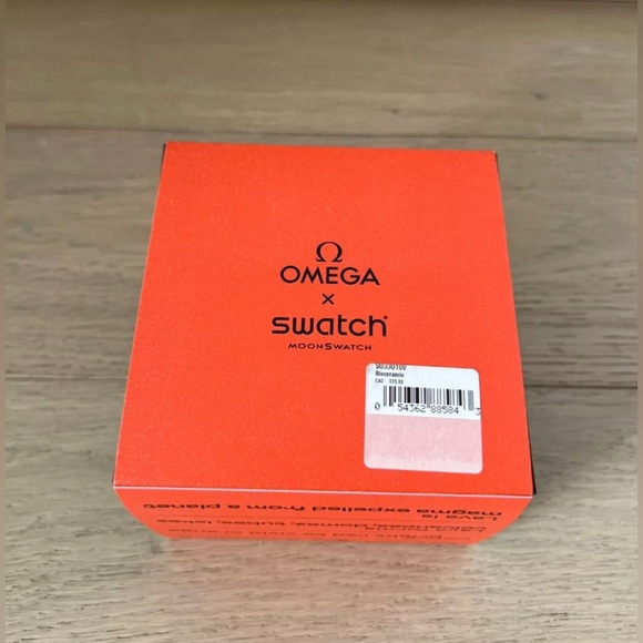 Swatch X Omega Moonswatch Mission On Earth Lava SO33O100 - BRAND NEW - Picture 4 of 7